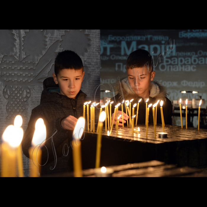 Київ. В рамках пам’ятних заходів із вшанування  жертв Голодомору-геноциду 1932-1933 років відбувся урок пам’яті в Меморіалі жертв Голодомору. Лекцію на тему  «Опір українців вбивству голодом у 1932 –1933 рр.» прочитав науковий співробітник Українського інституту національної пам’яті, к. ф. н. Олександр Штоквиш. Організатори:  Український інститут національної пам’яті, Громадський комітет із вшанування пам’яті жертв Голодомору-геноциду ’32-33 років в Україні, Національний музей «Меморіал пам’яті жертв голодоморіу в Україні»   