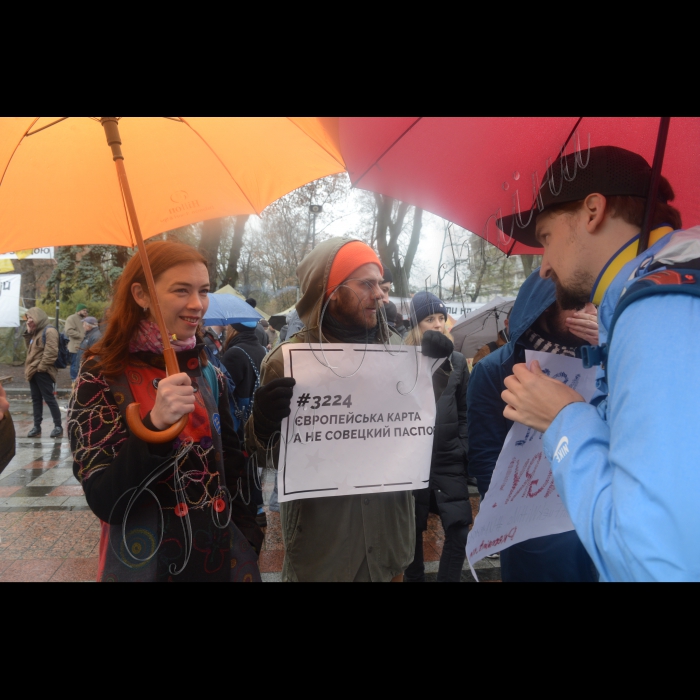  КИЇВ. Під стінами Верховної Ради України відбувся мітинг з вимогою прийняття законопроектів, необхідних для введення безвізового режиму з Європейським Союзом. Незважаючи на дощ, біля будівлі парламенту зібралося до сотні активістів із парасолями та плакатами, прихильники безвізового режиму та ЛГБТ-спільноти