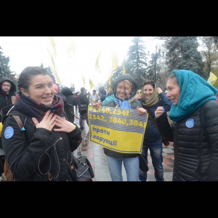  КИЇВ. Під стінами Верховної Ради України відбувся мітинг з вимогою прийняття законопроектів, необхідних для введення безвізового режиму з Європейським Союзом. Незважаючи на дощ, біля будівлі парламенту зібралося до сотні активістів із парасолями та плакатами, прихильники безвізового режиму та ЛГБТ-спільноти