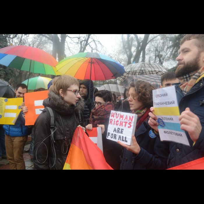  КИЇВ. Під стінами Верховної Ради України відбувся мітинг з вимогою прийняття законопроектів, необхідних для введення безвізового режиму з Європейським Союзом. Незважаючи на дощ, біля будівлі парламенту зібралося до сотні активістів із парасолями та плакатами, прихильники безвізового режиму та ЛГБТ-спільноти