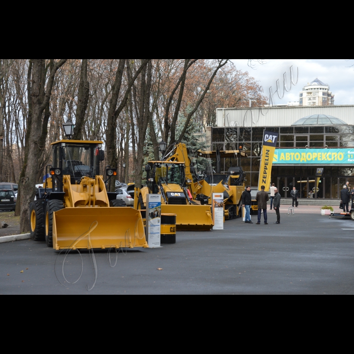 У Києві у виставковому центрі «АККО Інтернешнл» проходить 13-й Міжнародний форум з дорожнього будівництва «АВТОДОРЕКСПО 2015». Захід включає спеціалізовану виставку техніки і матеріалів для будівництва, ремонту і утримання доріг та мостів, а також науково-практичну конференцію, організовану Держагентством «УКРАВТОДОР». 