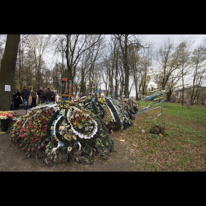 Робоча поїздка Голови ВР України Володимира Гройсмана в Івано-Франківськ.
У Меморіальному сквері Голова ВР України Володимир Гройсман, голова Івано-франківської ОДА Олег Гончарук поклали квіти до монумента героям Небесної сотні, також до могил загиблих у АТО, поспілкувались з родичами загиблих.
