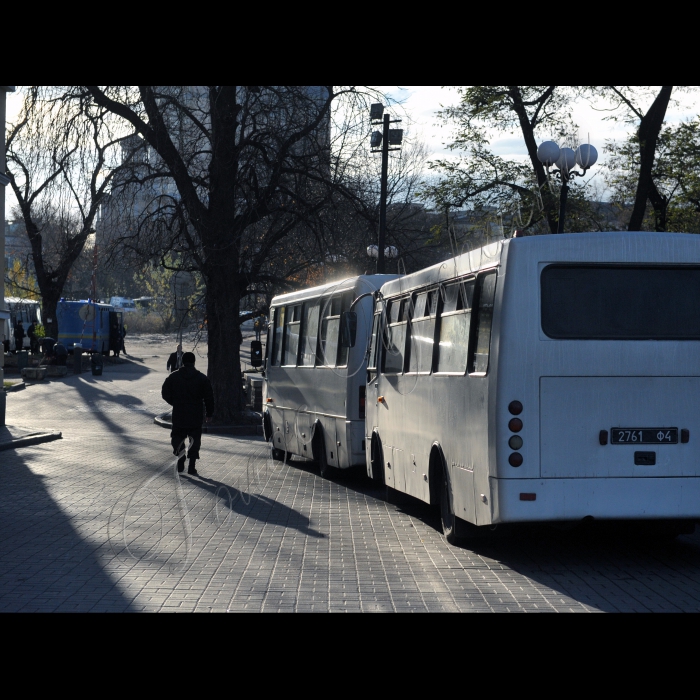 Біля  Жовтневого палацу де проходив  ХІІІ З'їзд суддів України відбулась акцію протесту в рамках проекту 