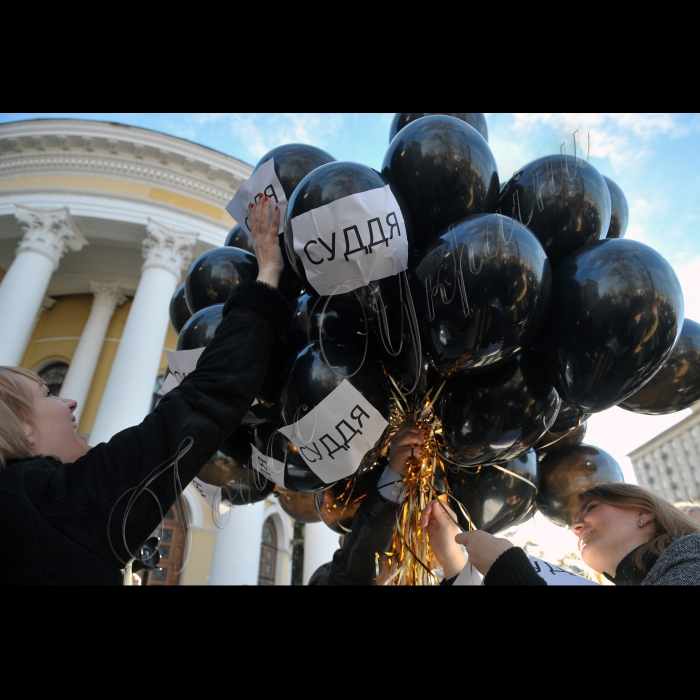 Біля  Жовтневого палацу де проходив  ХІІІ З'їзд суддів України відбулась акцію протесту в рамках проекту 