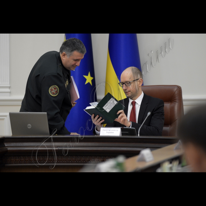 Під головуванням Прем’єр-міністра України Арсенія Яценюка відбулось засідання Уряду.
Прем'єр- міністр України  Арсеній Яценюк, Міністр внутрішніх справ України Арсен Аваков