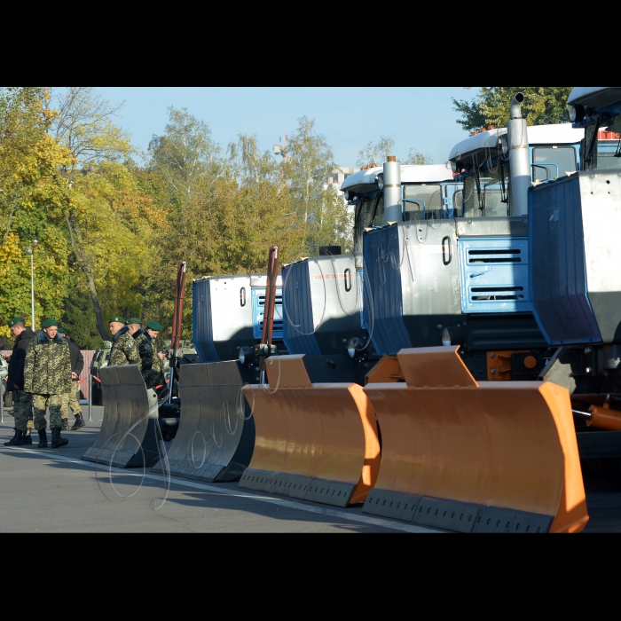 На базі мобільного прикордонного загону відбулась зустріч керівництва прикордонного відомства з офіційним уповноваженим Державного департаменту США у справах Європи та Євразії Вікторією Нуланд і Надзвичайним та Повноважним Послом Сполучених Штатів Америки в Україні Джеффрі Р.Пайєттом. Зустріч відбулась в рамках обговорення спільних проектів щодо надання Державній прикордонній службі України невідкладної допомоги та перспектив додаткової допомоги від Уряду США. Також під час зустрічі буде продемонстровано інженерну техніку, обладнання та інші засоби, що були передані прикордонному відомству Урядом США загальною вартістю понад 3 мільйони доларів США