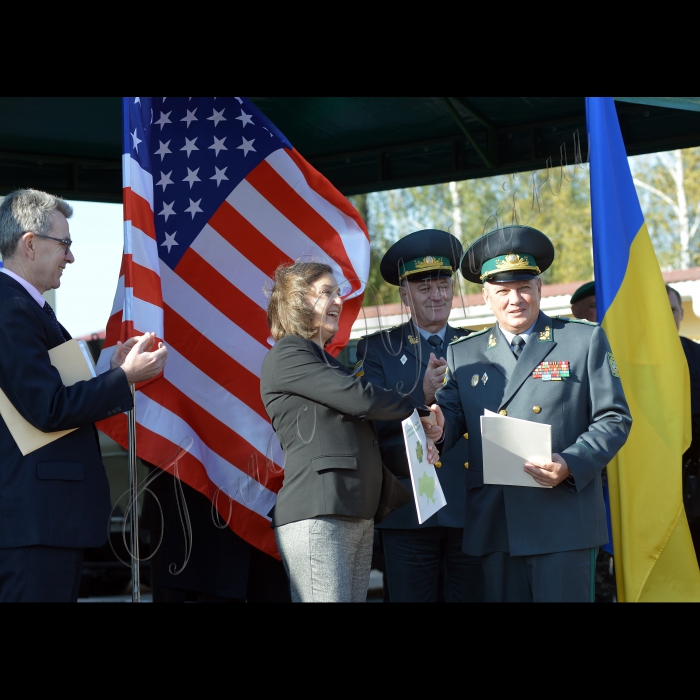 На базі мобільного прикордонного загону відбулась зустріч керівництва прикордонного відомства з офіційним уповноваженим Державного департаменту США у справах Європи та Євразії Вікторією Нуланд і Надзвичайним та Повноважним Послом Сполучених Штатів Америки в Україні Джеффрі Р.Пайєттом. Зустріч відбулась в рамках обговорення спільних проектів щодо надання Державній прикордонній службі України невідкладної допомоги та перспектив додаткової допомоги від Уряду США. Також під час зустрічі буде продемонстровано інженерну техніку, обладнання та інші засоби, що були передані прикордонному відомству Урядом США загальною вартістю понад 3 мільйони доларів США.
Надзвичайний та Повноважний Посол Сполучених Штатів Америки в Україні Джеффрі Р.Пайєтт, офіційний уповноважений Державного департаменту США у справах Європи та Євразії Вікторія Нуланд, Начальник управління з міжнародного співробітництва генерал-майор Анатолій Зарицький, 1-й заступник Голови Держприкордонслужби України генерал-лейтенант Віктор Назаренко