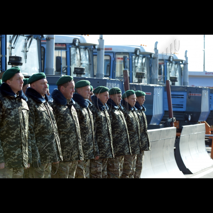 На базі мобільного прикордонного загону відбулась зустріч керівництва прикордонного відомства з офіційним уповноваженим Державного департаменту США у справах Європи та Євразії Вікторією Нуланд і Надзвичайним та Повноважним Послом Сполучених Штатів Америки в Україні Джеффрі Р.Пайєттом. Зустріч відбулась в рамках обговорення спільних проектів щодо надання Державній прикордонній службі України невідкладної допомоги та перспектив додаткової допомоги від Уряду США. Також під час зустрічі буде продемонстровано інженерну техніку, обладнання та інші засоби, що були передані прикордонному відомству Урядом США загальною вартістю понад 3 мільйони доларів США