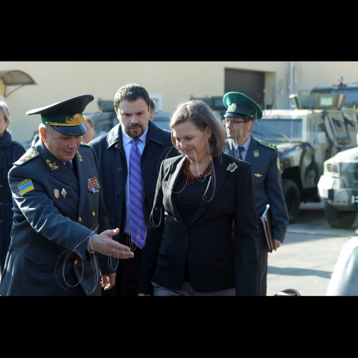 На базі мобільного прикордонного загону відбулась зустріч керівництва прикордонного відомства з офіційним уповноваженим Державного департаменту США у справах Європи та Євразії Вікторією Нуланд і Надзвичайним та Повноважним Послом Сполучених Штатів Америки в Україні Джеффрі Р.Пайєттом. Зустріч відбулась в рамках обговорення спільних проектів щодо надання Державній прикордонній службі України невідкладної допомоги та перспектив додаткової допомоги від Уряду США. Також під час зустрічі буде продемонстровано інженерну техніку, обладнання та інші засоби, що були передані прикордонному відомству Урядом США загальною вартістю понад 3 мільйони доларів США