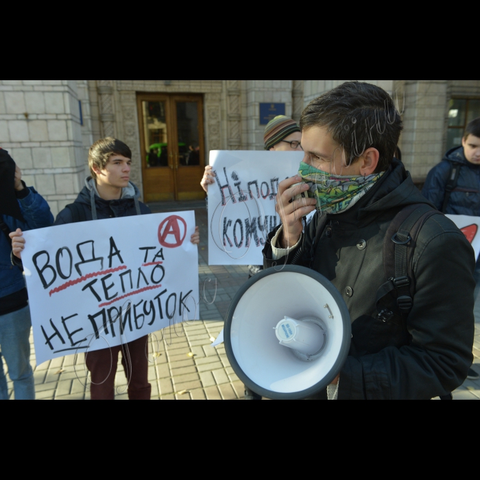 Київ. Члени Автономної спілки трудящих  провели пікет біля  Міністерство енергетики(вул. Хрещатик, 30). Активісти мають намір привернути увагу громадськості до подорожчання комунальних тарифів. З гаслом “Ні економії на людях!” активісти вимагають від чиновників зробити все можливе та неможливе задля: скасування підвищення всіх комунальних тарифів; якнайшвидшого початку опалювального сезону вже у жовтні; безкоштовної, без обмежень та бюрократичних процедур, установки лічильників тепла киянам; залучення трудових колективів та низових організацій до процедури формування комунальних тарифів і взагалі до управління підприємствами галузі. В перспективі — перехід до нульових тарифів та повної оплати комунальних послуг з бюджету  