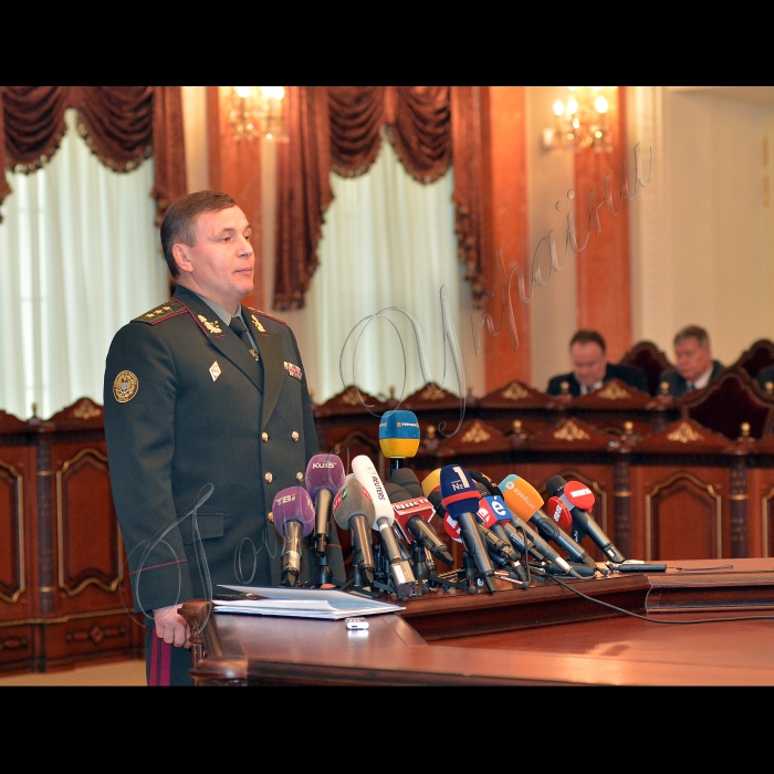 Київ. Під головуванням Прем'єр-міністра України Арсенія Яценюка відбулось виїзне засідання Кабінету Міністрів України за участю суддів Верховного Суду України. 
Колишний міністр оборони України Валерій Гелетей