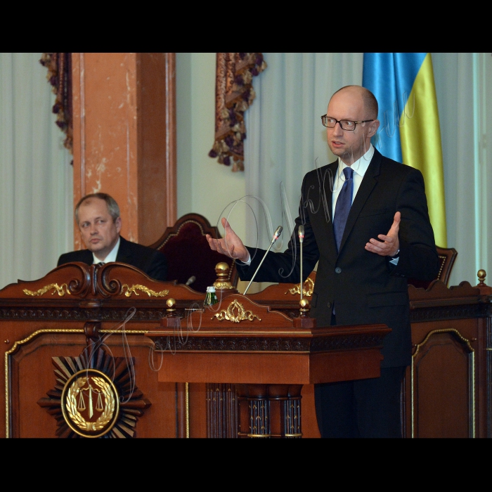 Київ. Під головуванням Прем'єр-міністра України Арсенія Яценюка відбулось виїзне засідання Кабінету Міністрів України за участю суддів Верховного Суду України. 
Голова Верховного Суду України Ярослав Романюк, Прем'єр-міністр України Арсеній Яценюк