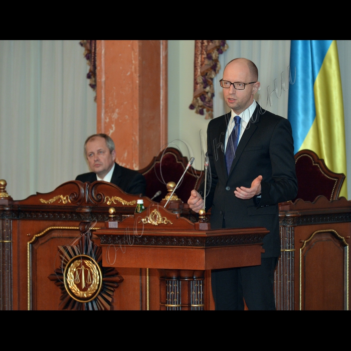 Київ. Під головуванням Прем'єр-міністра України Арсенія Яценюка відбулось виїзне засідання Кабінету Міністрів України за участю суддів Верховного Суду України. 
Голова Верховного Суду України Ярослав Романюк, Прем'єр-міністр України Арсеній Яценюк