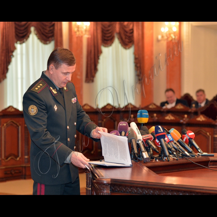 Київ. Під головуванням Прем'єр-міністра України Арсенія Яценюка відбулось виїзне засідання Кабінету Міністрів України за участю суддів Верховного Суду України. 