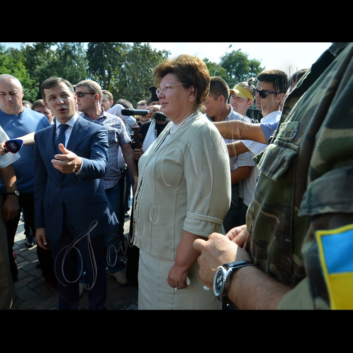 Київ.На Михайлівській площі батальйону «Шахтарськ» в цілях захисту та підтримки бойового духу бійців, благодійниками буде передано новий броньований КРАЗ.
Народний депутат України, лідер Радикальної партії Олег Ляшко, Народний депутат України Анжеліка Лабунська