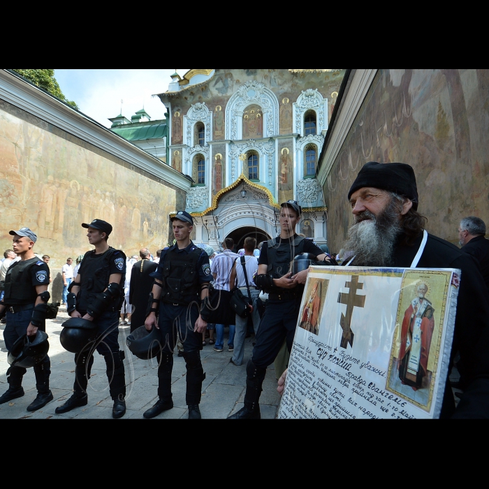 Свято-Успенська Києво-Печерська Лавра.
За рішенням священного синоду відбудеться всеукраїнський архієрейський собор. Українська православна церква Московського патріархату обиратиме нового настоятеля.
По завершенні Собору: оголошення результатів роботи Собору Єпископів УПЦ, повідомлення дати інтронізації новообраного Предстоятеля УПЦ МП
Міліціонери, які розділяють прихильників і супротивників Української православної церкви(Московського патріархату) під стінами Києво-Печерської Лаври
