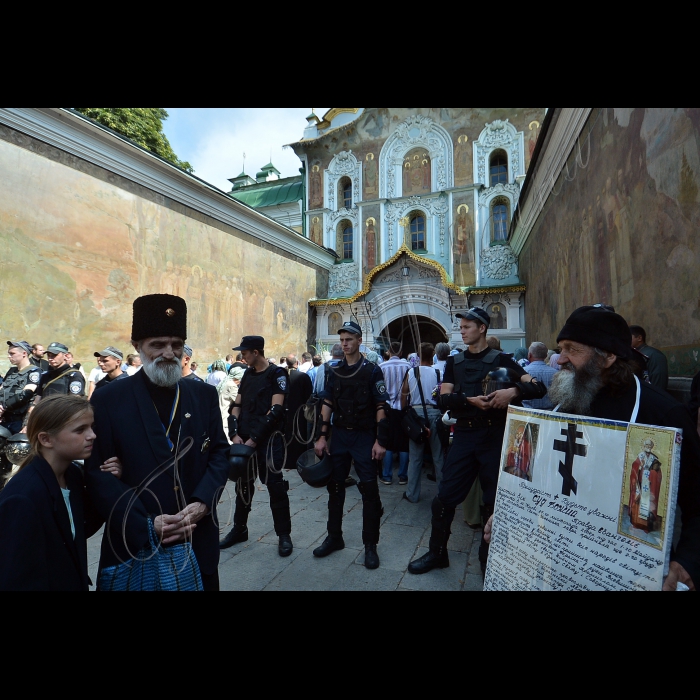 Свято-Успенська Києво-Печерська Лавра.
За рішенням священного синоду відбудеться всеукраїнський архієрейський собор. Українська православна церква Московського патріархату обиратиме нового настоятеля.
По завершенні Собору: оголошення результатів роботи Собору Єпископів УПЦ, повідомлення дати інтронізації новообраного Предстоятеля УПЦ МП
Міліціонери, які розділяють прихильників і супротивників Української православної церкви(Московського патріархату) під стінами Києво-Печерської Лаври
