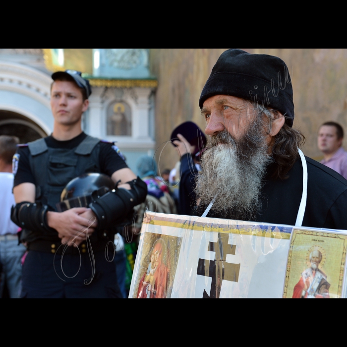 Свято-Успенська Києво-Печерська Лавра.
За рішенням священного синоду відбудеться всеукраїнський архієрейський собор. Українська православна церква Московського патріархату обиратиме нового настоятеля.
По завершенні Собору: оголошення результатів роботи Собору Єпископів УПЦ, повідомлення дати інтронізації новообраного Предстоятеля УПЦ МП
Міліціонери, які розділяють прихильників і супротивників Української православної церкви(Московського патріархату) під стінами Києво-Печерської Лаври
