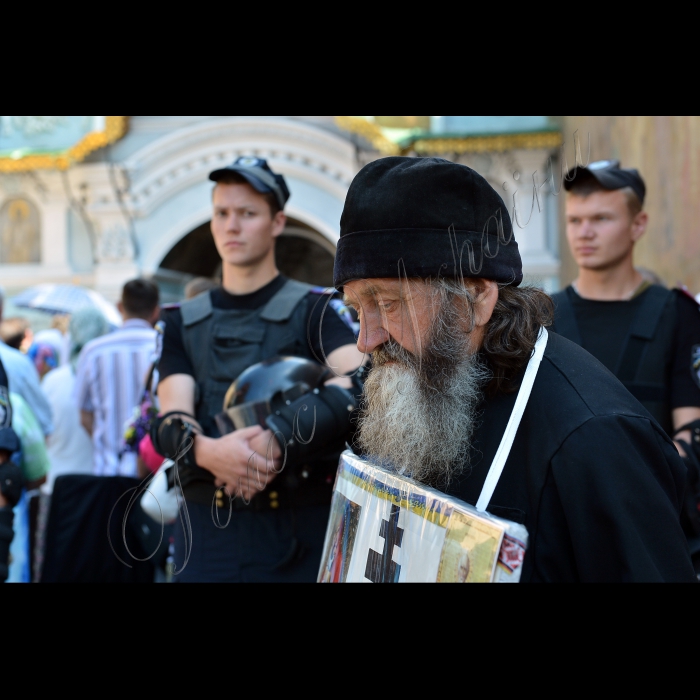 Свято-Успенська Києво-Печерська Лавра.
За рішенням священного синоду відбудеться всеукраїнський архієрейський собор. Українська православна церква Московського патріархату обиратиме нового настоятеля.
По завершенні Собору: оголошення результатів роботи Собору Єпископів УПЦ, повідомлення дати інтронізації новообраного Предстоятеля УПЦ МП
Міліціонери, які розділяють прихильників і супротивників Української православної церкви(Московського патріархату) під стінами Києво-Печерської Лаври
