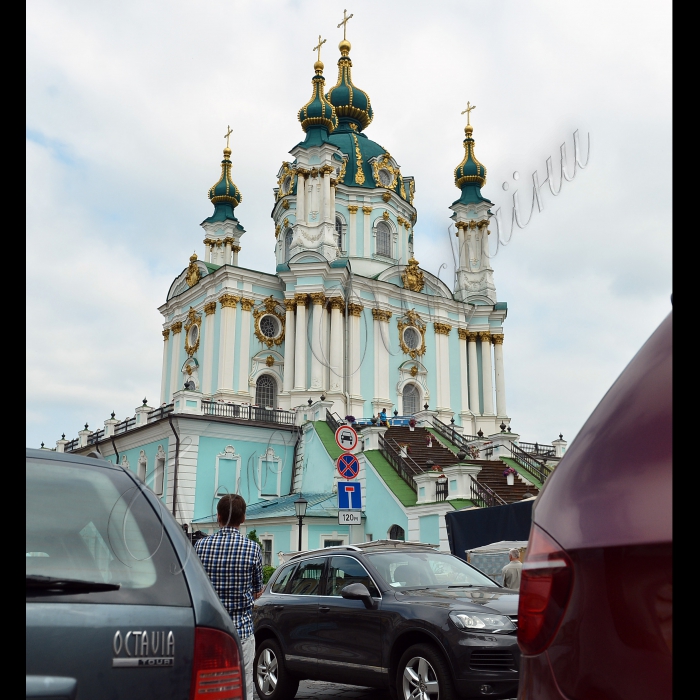 Київ. Під головуванням міського голови Києва Віталія Кличка відбулась  виїзна нарада щодо облаштування і благоустрою Андріївського узвозу, обговорення питань і планів щодо розвитку і благоустрою узвозу з громадськістю, митцями та місцевими мешканцями 