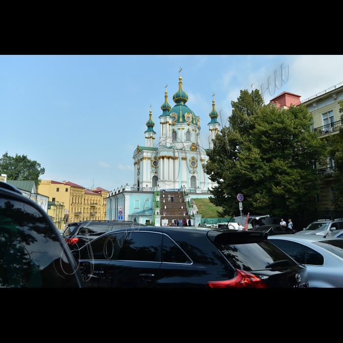 Київ. Під головуванням міського голови Києва Віталія Кличка відбулась  виїзна нарада щодо облаштування і благоустрою Андріївського узвозу, обговорення питань і планів щодо розвитку і благоустрою узвозу з громадськістю, митцями та місцевими мешканцями 