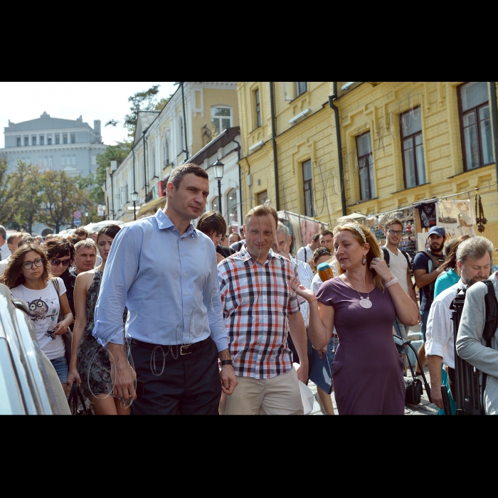 Київ. Під головуванням міського голови Києва Віталія Кличка відбулась  виїзна нарада щодо облаштування і благоустрою Андріївського узвозу, обговорення питань і планів щодо розвитку і благоустрою узвозу з громадськістю, митцями та місцевими мешканцями 