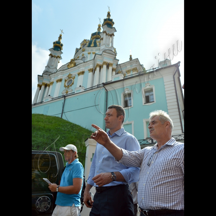 Київ. Під головуванням міського голови Києва Віталія Кличка відбулась  виїзна нарада щодо облаштування і благоустрою Андріївського узвозу, обговорення питань і планів щодо розвитку і благоустрою узвозу з громадськістю, митцями та місцевими мешканцями.
Директор Департаменту містобудування та архітектури - головний архітектор Києва Сергій Целовальник, праворуч