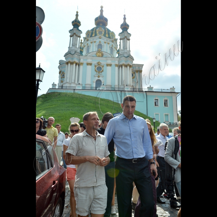 Київ. Під головуванням міського голови Києва Віталія Кличка відбулась  виїзна нарада щодо облаштування і благоустрою Андріївського узвозу, обговорення питань і планів щодо розвитку і благоустрою узвозу з громадськістю, митцями та місцевими мешканцями 