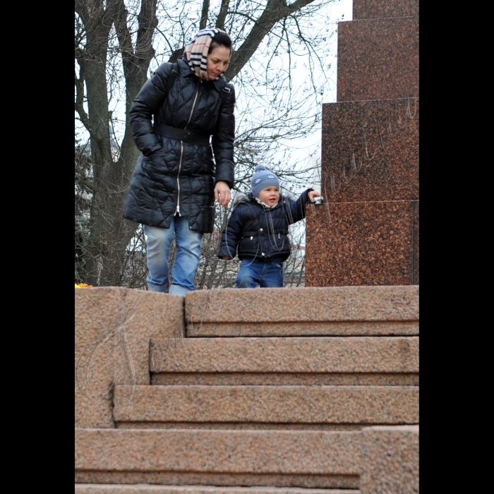 В Києві, у парку ім. Т.Шевченка відбулась соціальна акція, присвячена Міжнародному дню недоношених дітей. Організатор: соціальний проект «Торопижки». У рамках акції волонтери роздаватимуть перехожим білі кульки, які символізують беззахисність малюків, які народились передчасно -  «торопижок». Журналістам буде надана можливість до зйомки з родинами, в котрих зростають дітки – «торопижки»