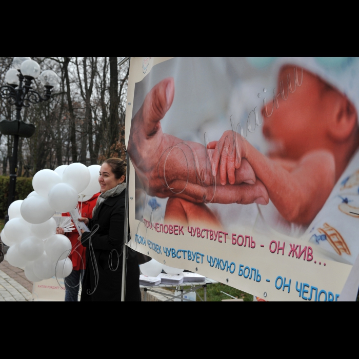 В Києві, у парку ім. Т.Шевченка відбулась соціальна акція, присвячена Міжнародному дню недоношених дітей. Організатор: соціальний проект «Торопижки». У рамках акції волонтери роздаватимуть перехожим білі кульки, які символізують беззахисність малюків, які народились передчасно -  «торопижок». Журналістам буде надана можливість до зйомки з родинами, в котрих зростають дітки – «торопижки»