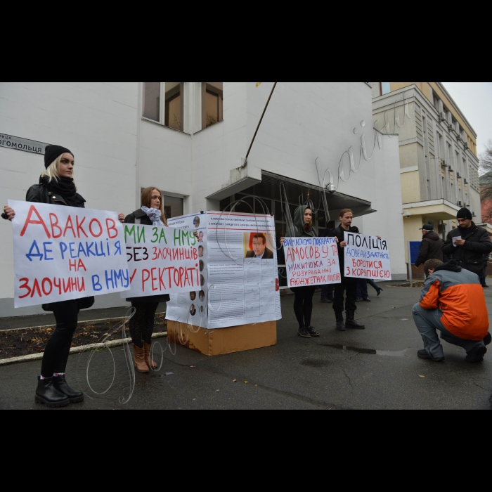 Біля МВС  України студенти столичного медуніверситету (НМУ), активісти ВМГО «Студентське братство», провели акцію «Поліція, доведи здатність боротися з корупцією!» з метою активізації дій поліції у справі розслідування кримінального провадження щодо службових осіб НМУ, яке було порушено за матеріалами СБУ під час здійснення комплексної перевірки цього навчального закладу через зловживання  бюджетним коштами. 