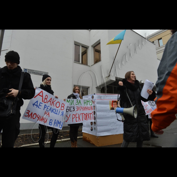 Біля МВС  України студенти столичного медуніверситету (НМУ), активісти ВМГО «Студентське братство», провели акцію «Поліція, доведи здатність боротися з корупцією!» з метою активізації дій поліції у справі розслідування кримінального провадження щодо службових осіб НМУ, яке було порушено за матеріалами СБУ під час здійснення комплексної перевірки цього навчального закладу через зловживання  бюджетним коштами. 