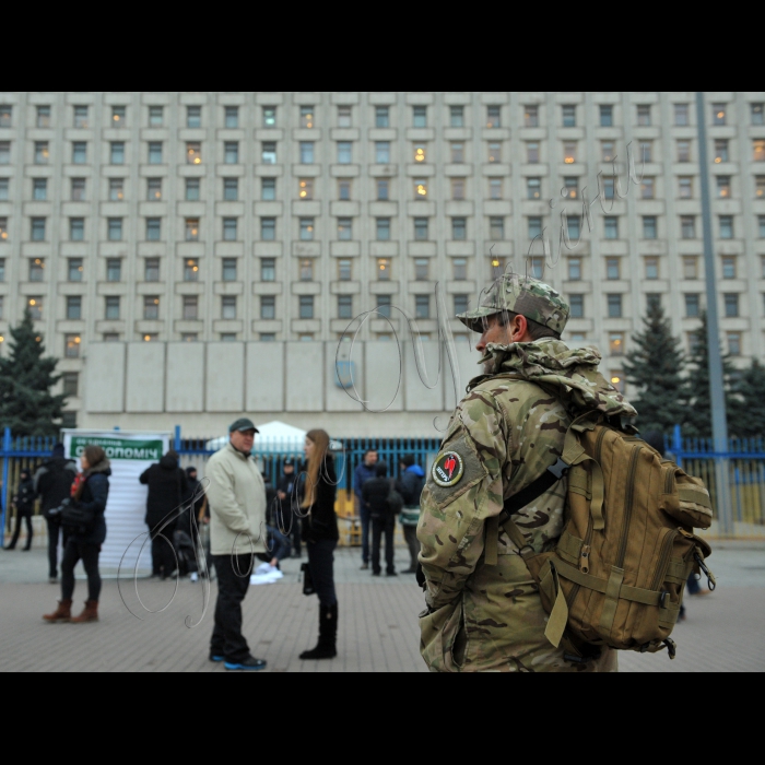 Біля Центральної виборчої комісії відбулось пікетування на знак протесту проти фальсифікації результатів виборів в Кривому Розі, організоване «Об'єднанням «Самопоміч»:
Вимоги, які висуває «Об'єднання «Самопоміч»:
- відставка голови ЦВК Охендовського;
- скасування рішення Територіальної виборчої комісії Кривого Рогу про визнання результатів виборів та обрання мером Кривого Рогу Вілкула.