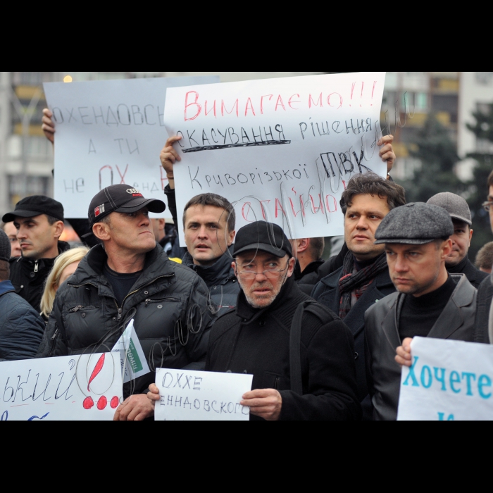 Біля Центральної виборчої комісії відбулось пікетування на знак протесту проти фальсифікації результатів виборів в Кривому Розі, організоване «Об'єднанням «Самопоміч»:
Вимоги, які висуває «Об'єднання «Самопоміч»:
- відставка голови ЦВК Охендовського;
- скасування рішення Територіальної виборчої комісії Кривого Рогу про визнання результатів виборів та обрання мером Кривого Рогу Вілкула.