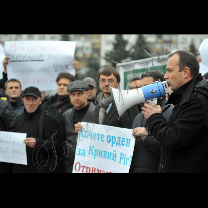 Біля Центральної виборчої комісії відбулось пікетування на знак протесту проти фальсифікації результатів виборів в Кривому Розі, організоване «Об'єднанням «Самопоміч»:
Вимоги, які висуває «Об'єднання «Самопоміч»:
- відставка голови ЦВК Охендовського;
- скасування рішення Територіальної виборчої комісії Кривого Рогу про визнання результатів виборів та обрання мером Кривого Рогу Вілкула.
Народний депутат Єгор Соболєв