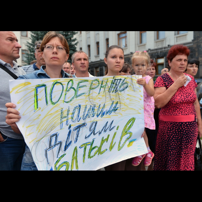 Київ. Біля Адміністрації президента України відбулась друга всеукраїнська акція “Матері та дружини — за ротацію військових у зоні АТО”. Організатори та учасники акції вимагають  у керівництва країни та Збройних сил України провести ротацію мобілізованих та відправлених у зону АТО військових.