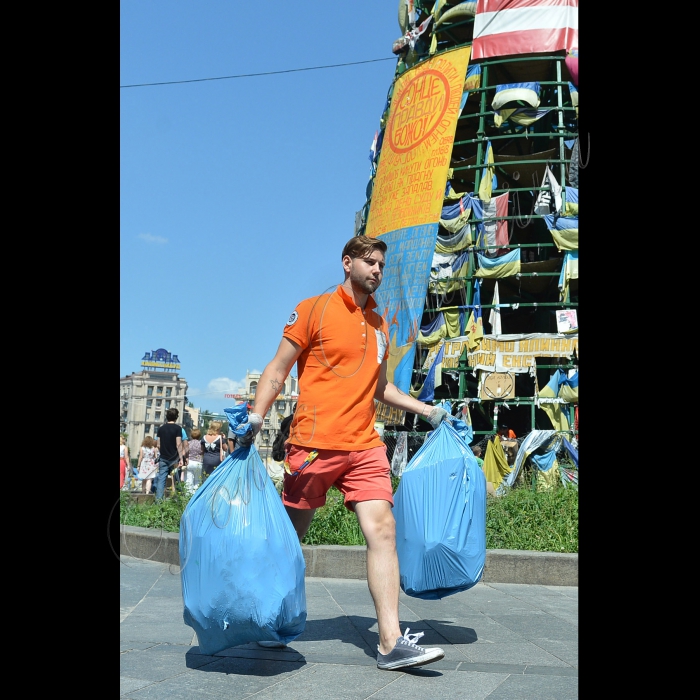 Київ. На Майдані Незалежності представники  всеукраїнського екологічно-інформаційно-навчального проекту  «Не смітіть на Майдані» провели уборку території