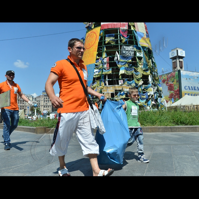 Київ. На Майдані Незалежності представники  всеукраїнського екологічно-інформаційно-навчального проекту  «Не смітіть на Майдані» провели уборку території