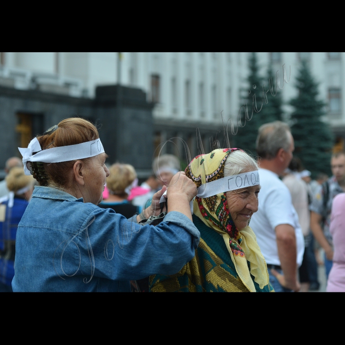 Київ. Біля АПУ українські колгоспники та селяни розпочали наймасовішу в історії країни голодовку. Під час акції оприлюднені конкретні факти злочинного, рейдерського захоплення «золотих» сільгоспземель на Київщині за участю будівельної компанії «Столиця» та інші факти. Акція пройде під гаслом: «Якщо не зупинимо руйнівників колгоспів сьогодні, завтра не буде що їсти не лише українській армії, а й нашим з вами дітям»