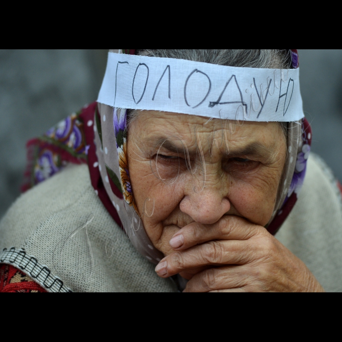 Київ. Біля АПУ українські колгоспники та селяни розпочали наймасовішу в історії країни голодовку. Під час акції оприлюднені конкретні факти злочинного, рейдерського захоплення «золотих» сільгоспземель на Київщині за участю будівельної компанії «Столиця» та інші факти. Акція пройде під гаслом: «Якщо не зупинимо руйнівників колгоспів сьогодні, завтра не буде що їсти не лише українській армії, а й нашим з вами дітям»