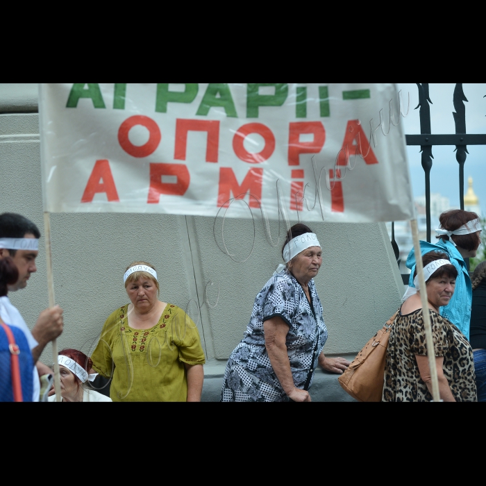 Київ. Біля АПУ українські колгоспники та селяни розпочали наймасовішу в історії країни голодовку. Під час акції оприлюднені конкретні факти злочинного, рейдерського захоплення «золотих» сільгоспземель на Київщині за участю будівельної компанії «Столиця» та інші факти. Акція пройде під гаслом: «Якщо не зупинимо руйнівників колгоспів сьогодні, завтра не буде що їсти не лише українській армії, а й нашим з вами дітям»