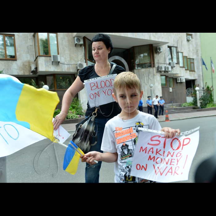 Київ. Громадські активісти  пікетують  посольство  Франції з вимогою припинити продаж кораблів 