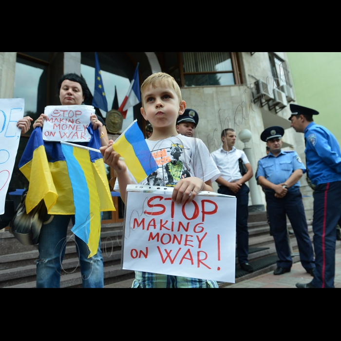 Київ. Громадські активісти  пікетують  посольство  Франції з вимогою припинити продаж кораблів 