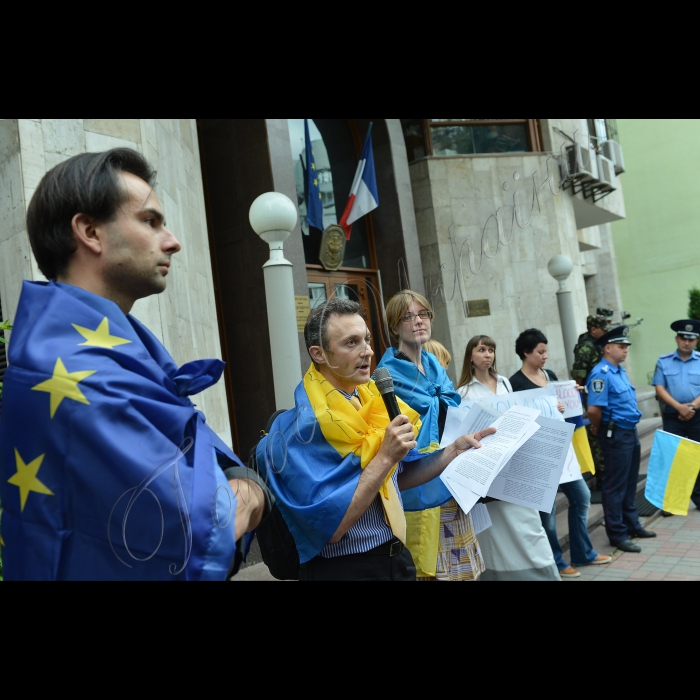 Київ. Громадські активісти  пікетують  посольство  Франції з вимогою припинити продаж кораблів 