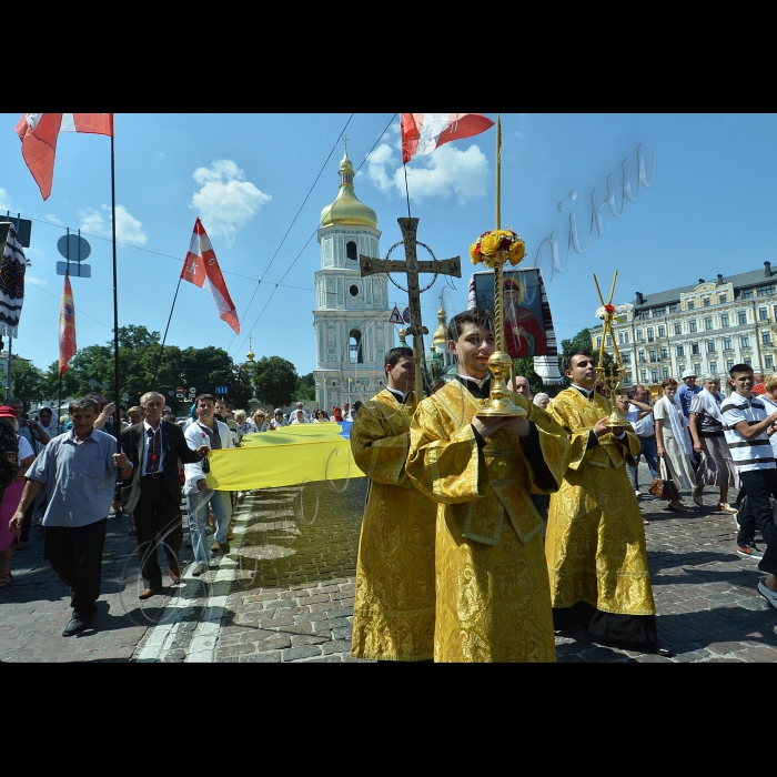 У День Хрещення Руси-України Патріарх Філарет відслужив Літургію у Володимирському соборі та очолив Хресний хід до пам'ятника князю Володимиру.
По закінченні Літургії  від центрального входу Володимирського собору розпочався Хресний хід  до пам'ятника Рівноапостольному Святому Князю Володимиру, який очолив особисто Патріарх Філарет.
на площі перед пам'ятником Князю Володимиру на Володимирській гірці буде відслужений урочистий молебень з нагоди свята та Предстоятель Київського Патріархату - Святійший Філарет звернувся зі словом до вірян.
