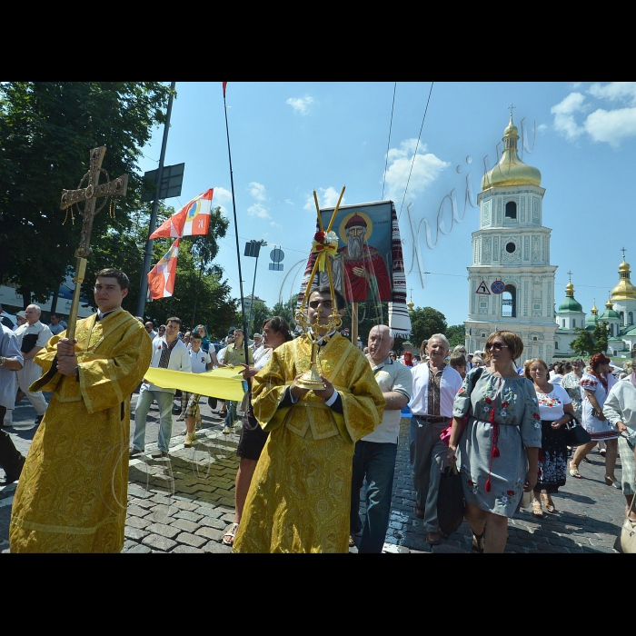 У День Хрещення Руси-України Патріарх Філарет відслужив Літургію у Володимирському соборі та очолив Хресний хід до пам'ятника князю Володимиру.
По закінченні Літургії  від центрального входу Володимирського собору розпочався Хресний хід  до пам'ятника Рівноапостольному Святому Князю Володимиру, який очолив особисто Патріарх Філарет.
на площі перед пам'ятником Князю Володимиру на Володимирській гірці буде відслужений урочистий молебень з нагоди свята та Предстоятель Київського Патріархату - Святійший Філарет звернувся зі словом до вірян.
