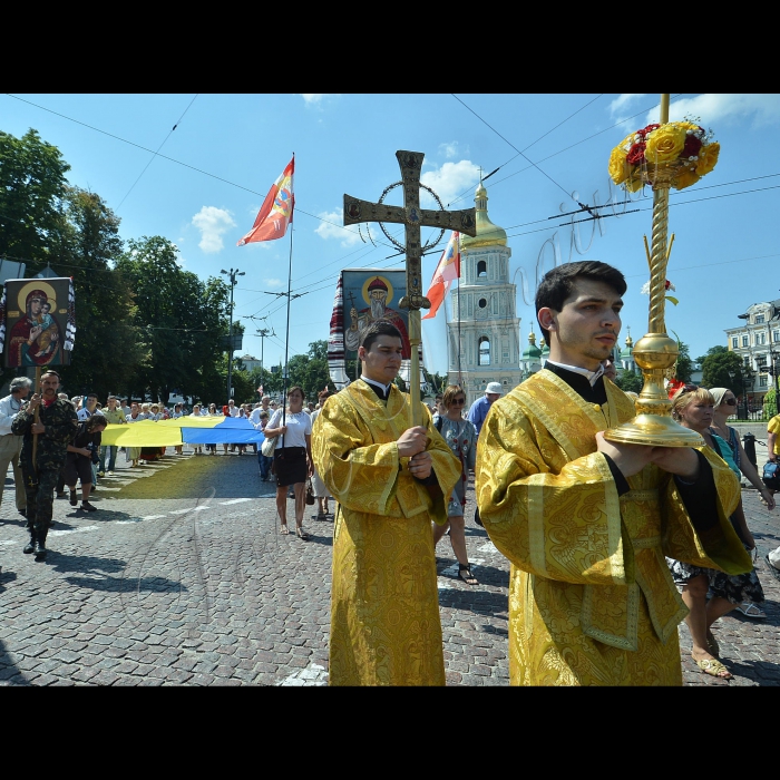 У День Хрещення Руси-України Патріарх Філарет відслужив Літургію у Володимирському соборі та очолив Хресний хід до пам'ятника князю Володимиру.
По закінченні Літургії  від центрального входу Володимирського собору розпочався Хресний хід  до пам'ятника Рівноапостольному Святому Князю Володимиру, який очолив особисто Патріарх Філарет.
на площі перед пам'ятником Князю Володимиру на Володимирській гірці буде відслужений урочистий молебень з нагоди свята та Предстоятель Київського Патріархату - Святійший Філарет звернувся зі словом до вірян.
