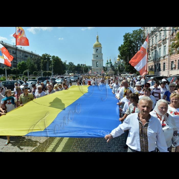 У День Хрещення Руси-України Патріарх Філарет відслужив Літургію у Володимирському соборі та очолив Хресний хід до пам'ятника князю Володимиру.
По закінченні Літургії  від центрального входу Володимирського собору розпочався Хресний хід  до пам'ятника Рівноапостольному Святому Князю Володимиру, який очолив особисто Патріарх Філарет.
на площі перед пам'ятником Князю Володимиру на Володимирській гірці буде відслужений урочистий молебень з нагоди свята та Предстоятель Київського Патріархату - Святійший Філарет звернувся зі словом до вірян.
