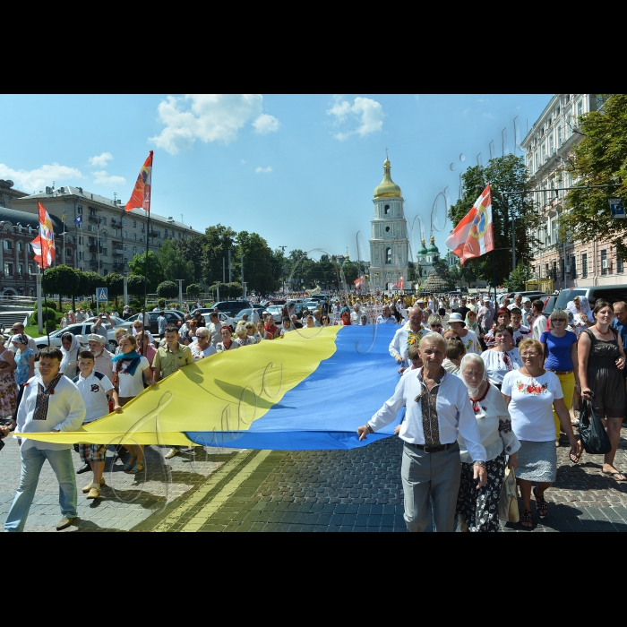 У День Хрещення Руси-України Патріарх Філарет відслужив Літургію у Володимирському соборі та очолив Хресний хід до пам'ятника князю Володимиру.
По закінченні Літургії  від центрального входу Володимирського собору розпочався Хресний хід  до пам'ятника Рівноапостольному Святому Князю Володимиру, який очолив особисто Патріарх Філарет.
на площі перед пам'ятником Князю Володимиру на Володимирській гірці буде відслужений урочистий молебень з нагоди свята та Предстоятель Київського Патріархату - Святійший Філарет звернувся зі словом до вірян.
