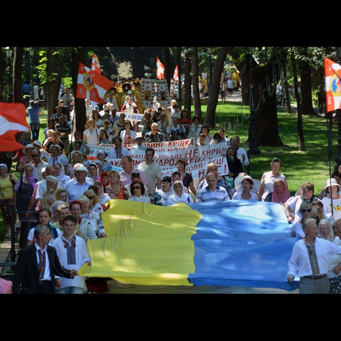 У День Хрещення Руси-України Патріарх Філарет відслужив Літургію у Володимирському соборі та очолив Хресний хід до пам'ятника князю Володимиру.
По закінченні Літургії  від центрального входу Володимирського собору розпочався Хресний хід  до пам'ятника Рівноапостольному Святому Князю Володимиру, який очолив особисто Патріарх Філарет.
на площі перед пам'ятником Князю Володимиру на Володимирській гірці буде відслужений урочистий молебень з нагоди свята та Предстоятель Київського Патріархату - Святійший Філарет звернувся зі словом до вірян.
